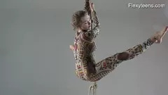 Jouer Flessibile adolescente bruna mostra le sue abilità di yoga nudo