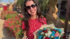 Reproducir Extraño es arado después de recibir flores en público
