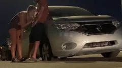 Oynat Aldatılan Koca, Karısının Halka Açık Yerdeki Zafer Deliği Macerasını Yakaladı