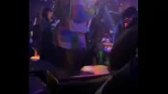 Odtwórz Wielkie hebanowe cycki Carmen Hayesa szturmują klub ze striptizem