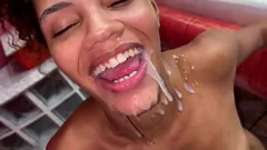 Abspielen Petite Latina Karina Mello bringt es in einer intensiven Analsitzung in Motel Caricia auf die nächste Stufe