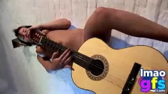 Afspelen Brunette babe Paul geniet van gitaar en pronkt met middelgrote tieten en kutje