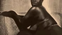 Reproduzir Lésbica peluda trio em Londres retro: um encontro interracial peludo
