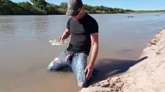Reproduzir Merção pública e gozada em jeans no Rio Grande