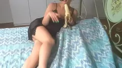 Jouer Skinny Teen Slut dévore la banane dans un porno explicite Porno