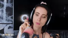 Redare German Sissy ASMR cu Femdom Lou Nesbit și Lia Louise