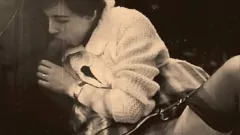Oynat Retro vintage karşılaşmada kıllı milf lezbiyenler