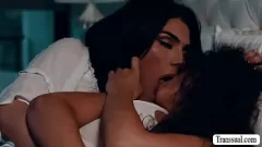 Odtwórz Wytatuowana transseksualna macocha T-Girl rucha swoją pasierbicę